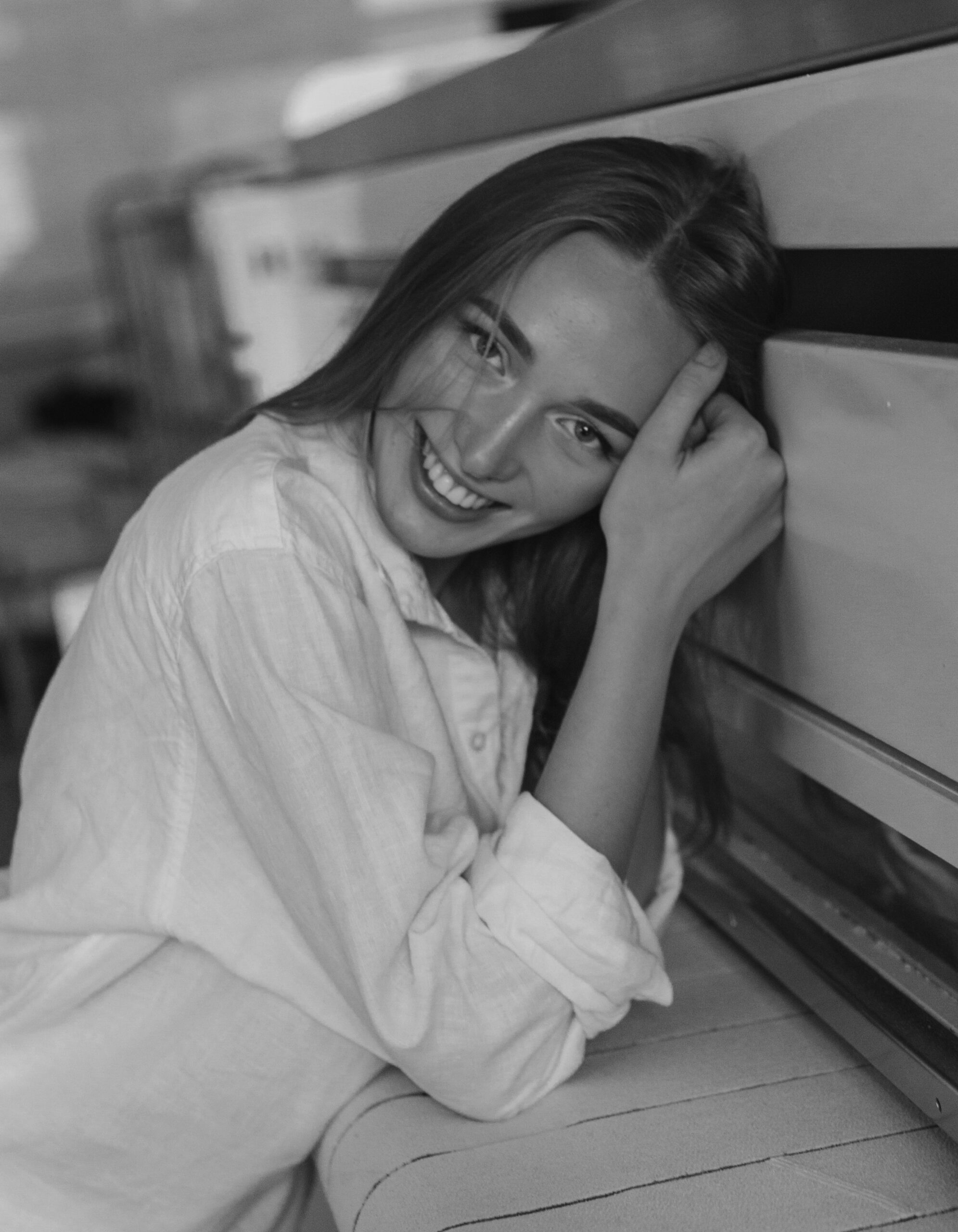 lack-and-white candid portrait of a smiling model.